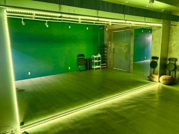 ▶️ 気分が上がる！七色に輝くミラースペース。音楽と光に包まれて、ダンスや撮影がもっと楽しく✨ - お気軽スペースHARU　ハルのお気軽ダンススペース天文館 ハルのお気軽ダンススペース天文館の室内の写真