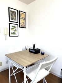 ４人で会食も可能です。 - カレント宝塚「レンタルルーム２０１」の室内の写真