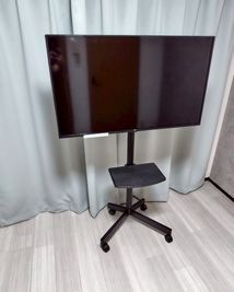 40型テレビ - レンタルスペースオリーブ 船橋南口店 会議/面接/テレワーク/撮影/ボードゲーム/整体施術 等の設備の写真