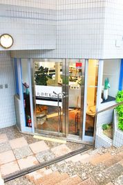 店舗入り口 - コワーキングスペースKanoa 防音会議室の入口の写真