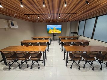 デスク×6（1800×500）
最大18名着席可能 - GOZAR会議室 新宿御苑 （3F・4F）貸し会議室のクラッシー GOZAR会議室 新宿御苑 3Fの室内の写真