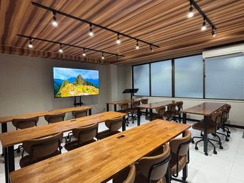 デスク×6（1800×500）
最大18名着席可能 - GOZAR会議室 新宿御苑 （3F・4F）貸し会議室のクラッシー GOZAR会議室 新宿御苑 3Fの室内の写真