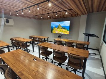 デスク×6（1800×500）
最大18名着席可能 - GOZAR会議室 新宿御苑 （3F・4F）貸し会議室のクラッシー GOZAR会議室 新宿御苑 3Fの室内の写真