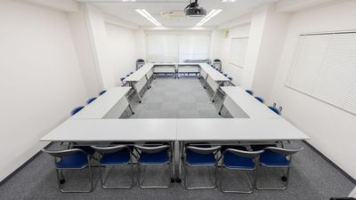 会議型（コの字型）などレイアウト変更も自由自在！ - セミナールームAivic西新宿2号店の室内の写真
