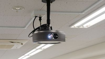 天吊りプロジェクター - セミナールームAivic西新宿2号店の設備の写真
