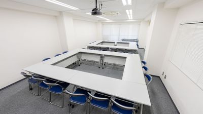 お好みのレイアウトで使いやすい机と椅子です - セミナールームAivic西新宿2号店の室内の写真