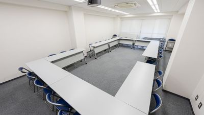 シンプルな内装でビジネス利用にも最適！ - セミナールームAivic西新宿2号店の室内の写真
