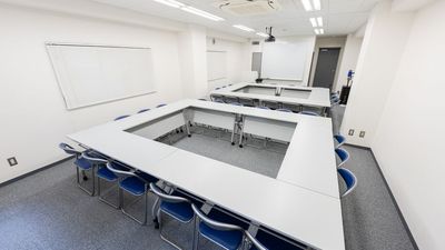 会議、打ち合わせ、交流会、ボードゲームなど幅広い用途にご利用いただけます - セミナールームAivic西新宿2号店の室内の写真