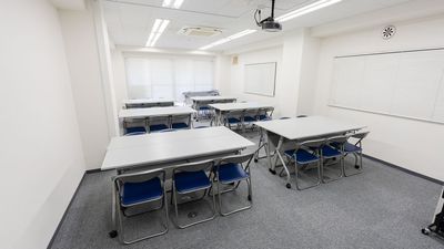 テーブルは36名様まで着席可能です - セミナールームAivic西新宿2号店の室内の写真