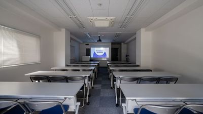 プロジェクター完備で後方席も見やすくなっております - セミナールームAivic西新宿2号店の室内の写真