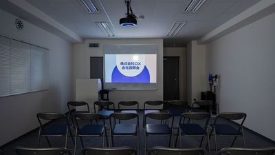 プロジェクター完備なのでプレゼン等の利用にもオススメです！ - セミナールームAivic西新宿2号店の室内の写真