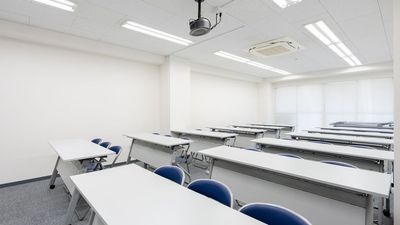 エアコン完備でいつでも快適にご利用いただけます - セミナールームAivic西新宿2号店の室内の写真
