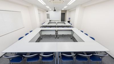 プロジェクター、ホワイトボードも無料でお使いいただけます - セミナールームAivic西新宿2号店の室内の写真
