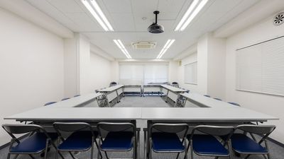 大人数の集まりも安心な設備充実のセミナールームです - セミナールームAivic西新宿2号店の室内の写真