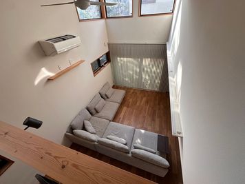 お天気が良ければ、窓が多く自然光たっぷりの中での撮影が可能です。 - 逗子の開放的なMTGスペース 逗子の開放的なMTGスペース（WAREHOUSE Zushi）の室内の写真