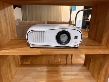 プロジェクターでは映画などの鑑賞も可能です。スピーカー内蔵です。 - 逗子の開放的なMTGスペース 逗子の開放的なMTGスペース（WAREHOUSE Zushi）の設備の写真