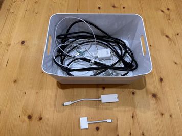 HDMI、ライトニングケーブル、HDMI-USB-cコネクタなどご自由にご利用ください。 - 逗子の開放的なMTGスペース 逗子の開放的なMTGスペース（WAREHOUSE Zushi）の設備の写真