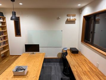 ホワイトボード、ディスプレイもあり会議に便利です。 - 逗子の開放的なMTGスペース 逗子の開放的なMTGスペース（WAREHOUSE Zushi）の設備の写真