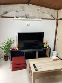 カジュアルなスペースで映画鑑賞などいかがでしょうか？ - 咲結ライフプランニングビル（堺美原）レンタルスペース 【飲食店営業許可】取得可！広々キッズスペース付　レンタルスペースの室内の写真
