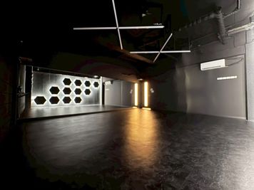 柏 レンタルスタジオ STUDIO BUZZ BUZZ柏 1st｜撮影・ダンスに！ALL BLACK×LEDの室内の写真