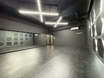 柏 レンタルスタジオ STUDIO BUZZ BUZZ柏 1st｜撮影・ダンスに！ALL BLACK×LEDの室内の写真