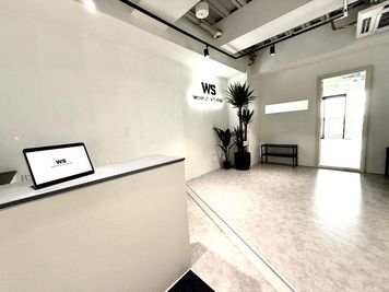 6階受付。
エレベーターからはダイレクトイン。
広くシンプルな空間です！
 - WORLD STUDIO（ワールドスタジオ） ロケーション抜群、開放的でスタイリッシュ、お洒落なスタジオの入口の写真