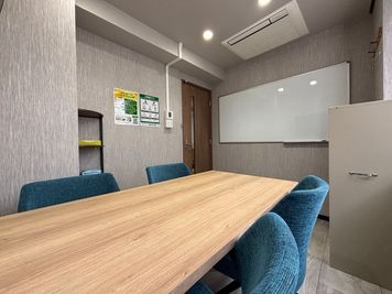 いいオフィス新橋 4名会議室（RoomB）の室内の写真