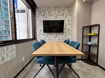 【新橋駅から徒歩1分】モニター・フリードリンク付き4名会議室（RoomB）※予約時間前は入室不可 - いいオフィス新橋