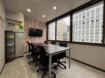 いいオフィス新橋 6名会議室（Room A）の室内の写真