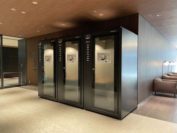 【テレキューブ】グラングリーン大阪ゲートタワー2F 　オフィスエントランス　プライベートな集中環境。(262-03) - テレキューブ　グラングリーン大阪 ゲートタワー