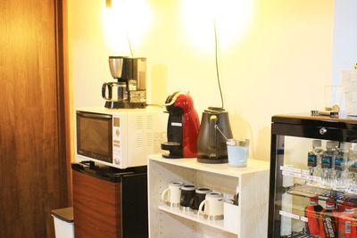 電子レンジ、電気ポット、コーヒーメーカーなど。無料でお使いいただけます。 - コワーキングスペースKanoa 防音会議室の設備の写真