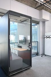 【1時間¥660〜！】モニター付きオンラインMTGに最適な防音個室 - いいオフィス釧路 by Sunset Office