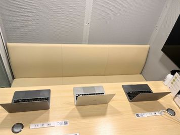 パソコン3台置いてもスペースにゆとりがあります。 - FEEEP立川店 FEEEP 立川店｜定員6名個室の室内の写真