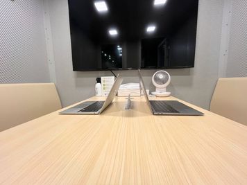対面で座ってもゆとりがあります。 - FEEEP立川店 FEEEP 立川店｜定員6名個室の室内の写真