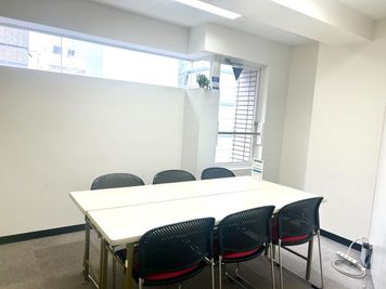 【404号室】期間限定特別価格！！１～6名会議室/窓付き/無料Wi－Fi/空調完備 - オフィスパーク 赤坂コークス