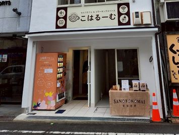 【室外スペースの使用例】
朝～夜まで人通りが多いので、室外販売スペースに最適の路面スペースです。 - 【近鉄郡山駅1分】屋外販売やイベントに最適な半屋外路面スペース 近鉄郡山駅から徒歩20秒　商用利用に最適！の入口の写真