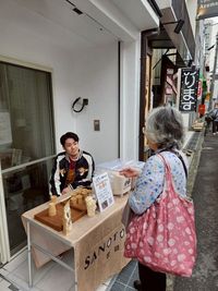 【使用例】路面なので通行人への呼び込みもできます。 - 【近鉄郡山駅1分】屋外販売やイベントに最適な半屋外路面スペース 近鉄郡山駅から徒歩20秒　商用利用に最適！の入口の写真