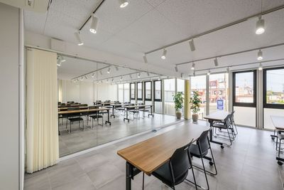 大鏡・モニター・家具などは、ご自由に開閉・移動いただけます！
※各設備のご利用後は、必ず原状復帰いただくようにお願いいたします。
 - U-SPACE　北本中丸店 Communityの室内の写真