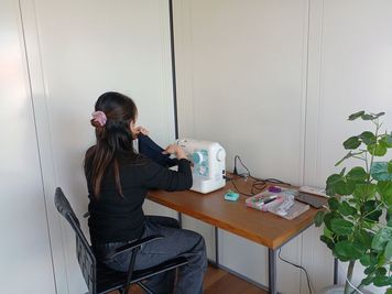 【利用事例の紹介】
ミシンご持参で衣装作成
※写真はイメージです。 実際のレイアウト・設備など異なる場合がありますので、ご注意ください。
 - U-SPACE　中央林間つきみ野店 Livingのその他の写真