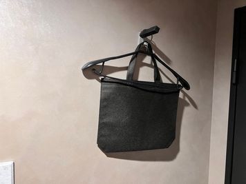 ハンガー、荷物入れ - ExeWorks上野 3012完全個室の室内の写真