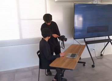 【利用事例の紹介】
大型モニターを活用た研修
※写真はイメージです。 実際のレイアウト・設備など異なる場合がありますので、ご注意ください。
 - U-SPACE　大和高田池尻店 Communityのその他の写真