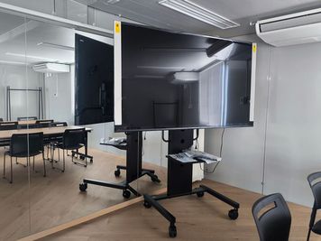 　【モニター】
ミーティングなどの用途でご利用いただけます！
※機種により、画面投影などできない場合がございます。事前にお問い合わせください。
 - U-SPACE　大和高田池尻店 Communityの設備の写真