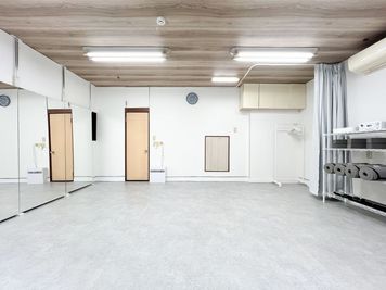 シンプルなダンススタジオ、備品も充実。 - ダンススタジオ　友（ゆう）　湯島店の室内の写真