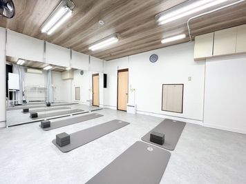 4人分のヨガマット、ブロックあります。必要に応じご利用ください。 - ダンススタジオ　友（ゆう）　湯島店の設備の写真