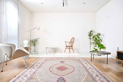 大判のペルシャ絨毯もオプションでご利用可能です - HOUSE124 商業用利用、法人さまご利用限定。写真撮影、動画作成、などの室内の写真