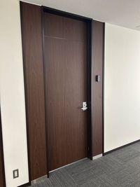 イマス西新宿第一ビル　レンタル会議室3階 イマス西新宿第一ビル　3階貸し会議室の入口の写真