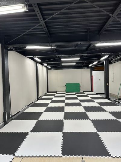 床にバネが入ったアクロバット施設 - アクロバットジム イヌワシ