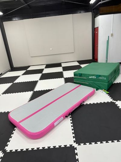 床にバネが入ったアクロバット施設 - アクロバットジム イヌワシ