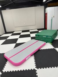 安全に練習できるマットもあります。 - アクロバットジム イヌワシ 床にバネが入ったアクロバット施設の室内の写真