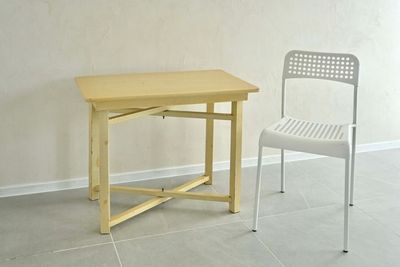 ベージュの折りたたみデスクと簡易チェア。オプションより申し込みください。 - HOUSE124 個人さまご利用限定です。撮影、パーティー(キッチン有)、など。の設備の写真